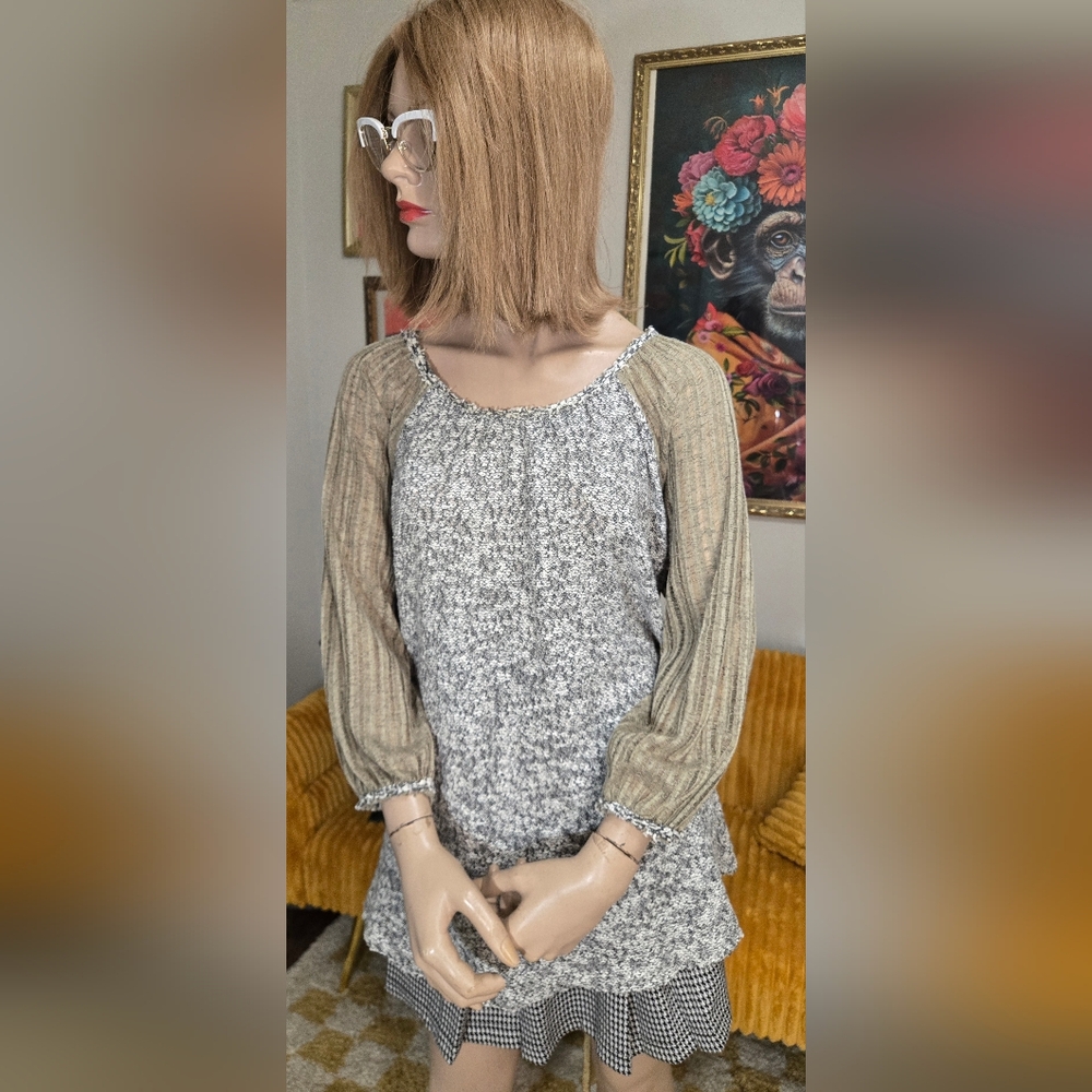 Women's mixed media 3/4 sleeve top. Pristine condition. - Picture 3 of 6